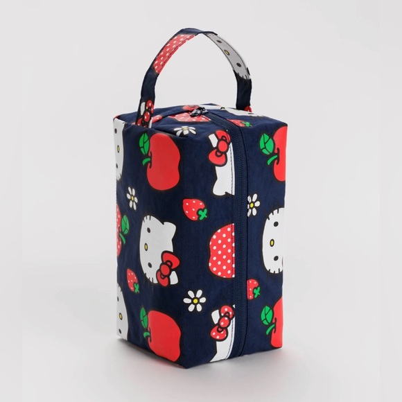 BAGGU x Hello Kitty Apple 🍎 Dopp Kit - Picture 9 of 11